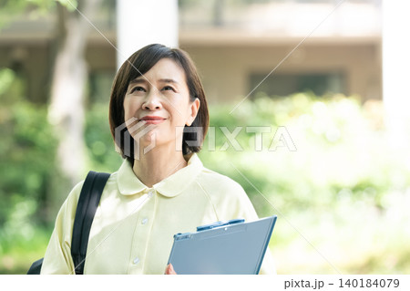 介護スタッフの女性 140184079