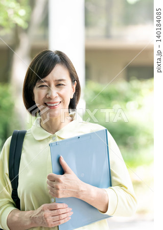 介護スタッフの女性 140184085