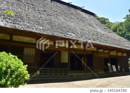横浜市 三溪園の旧矢箆原家住宅と青空 横浜市 三溪園の旧矢箆原家住宅と青空 140184780