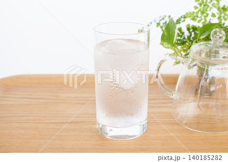 コップ一杯の水と観葉植物 コップ一杯の水と観葉植物 140185282