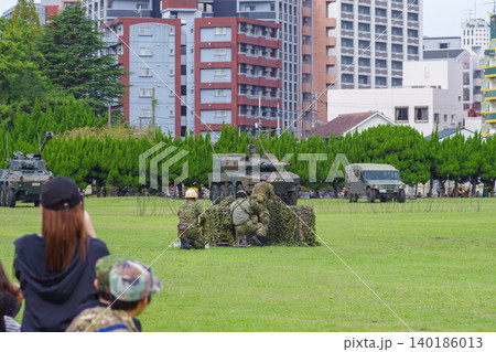 福岡県の陸上自衛隊小倉駐屯地で一般公開された模擬戦闘訓練 福岡県の陸上自衛隊小倉駐屯地で一般公開された模擬戦闘訓練 140186013