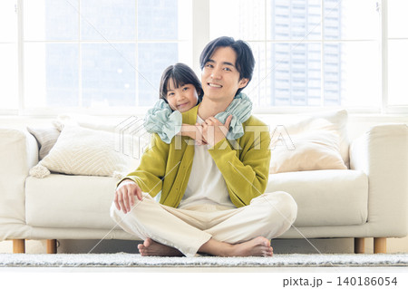 仲良しな親子 140186054