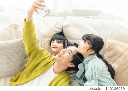 スマホで自撮りをする家族 スマホで自撮りをする家族 140186059