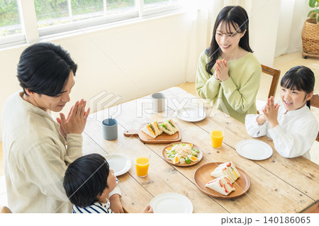マイホームのダイニングで食事をする家族 マイホームのダイニングで食事をする家族 140186065
