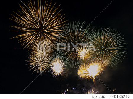 2026年足立の花火大会で美しく輝く花火 140186217