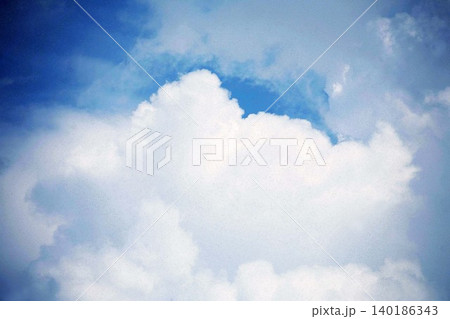 青空に湧き立つ雲 青空に湧き立つ雲 140186343