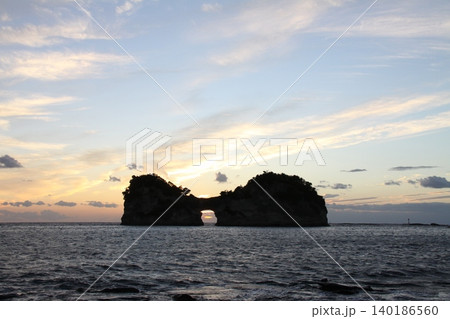 夕暮れの円月島（センター） 140186560