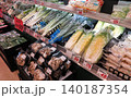 野菜売り場　スーパーマーケット　白菜　ネギ 140187354