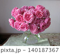 バラいっぱいの花瓶 140187367