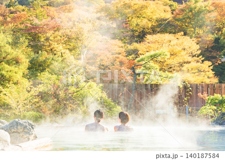 紅葉のきれいな露天風呂に入る女性 紅葉のきれいな露天風呂に入る女性 140187584