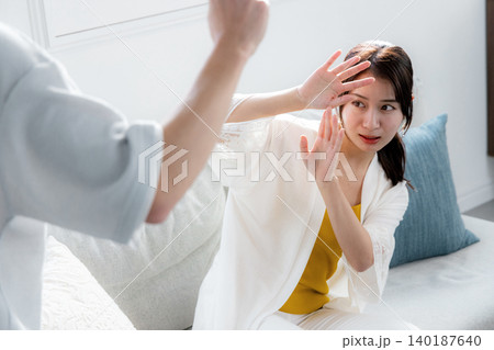 DV 女性を殴る男性 DV 女性を殴る男性 140187640