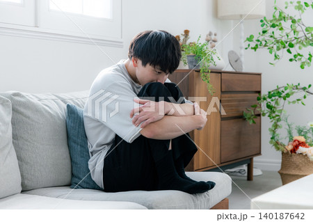鬱の男性 140187642