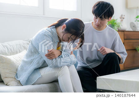 体調不良の若い男女 体調不良の若い男女 140187644