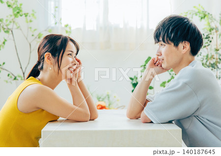 見つめ合う若い男女 見つめ合う若い男女 140187645