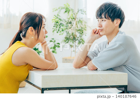 見つめ合う若い男女 見つめ合う若い男女 140187646
