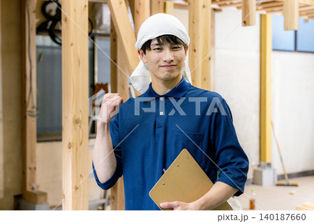 新築現場の男性作業員 新築現場の男性作業員 140187660