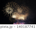 2026年5月30 日足立の花火大会の夜空に輝く大きな花火 140187741