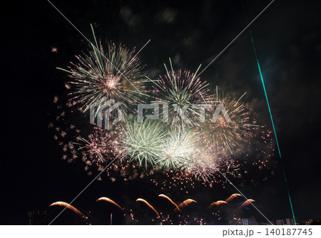 2026年5月30日足立の色鮮やかな花火にレーザー光 140187745