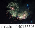 足立の夜空に咲く色鮮やかな花火にレーザー光 140187746