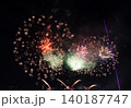 2026年足立の輝くカラフルな花火にレーザー光 140187747