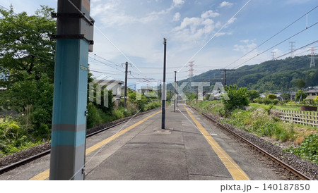 信越本線西松井田駅のホームとのどかな山風景 信越本線西松井田駅のホームとのどかな山風景 140187850