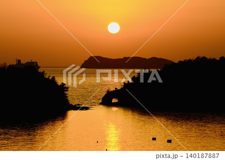 岩穴から輝く光を発する夕日岬 岩穴から輝く光を発する夕日岬 140187887