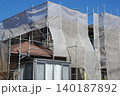 スレット屋根と外壁の塗装工事の様子む 140187892