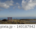 箱根駒ヶ岳頂上から鳥居を見た奥に太平洋 140187942