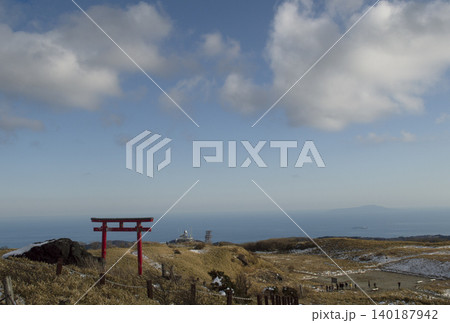 箱根駒ヶ岳頂上から鳥居を見た奥に太平洋 140187942