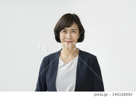 カメラ目線で笑顔のスーツ姿の60代の女性 140188092