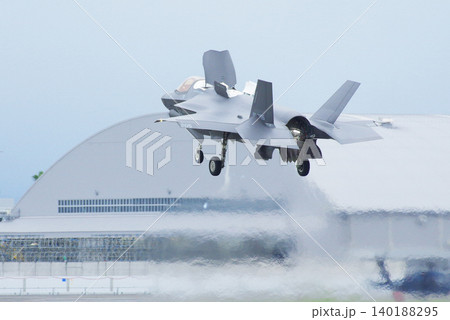 スローランディングするF-35BライトニングⅡ スローランディングするF-35BライトニングⅡ 140188295