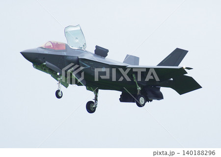 スローランディングするF-35BライトニングⅡ スローランディングするF-35BライトニングⅡ 140188296