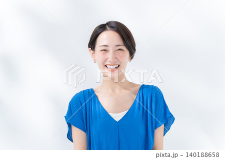 夏服の笑顔の女性 夏服の笑顔の女性 140188658