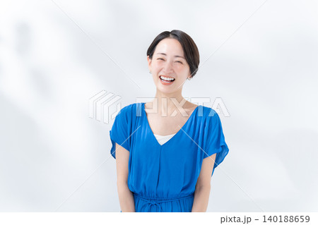 夏服の笑顔の女性 140188659