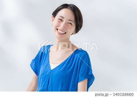 夏服の笑顔の女性 夏服の笑顔の女性 140188660