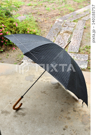 雨の日のお出かけ 雨の日のお出かけ 140188757
