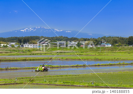 田植機による田植え作業と残雪の栗駒山 田植機による田植え作業と残雪の栗駒山 140188855