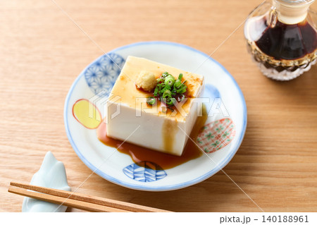 醤油をかけた冷奴 醤油をかけた冷奴 140188961