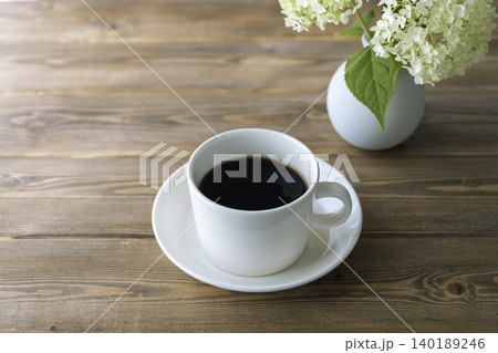 アナベルとコーヒーのある心地よいカフェタイム アナベルとコーヒーのある心地よいカフェタイム 140189246