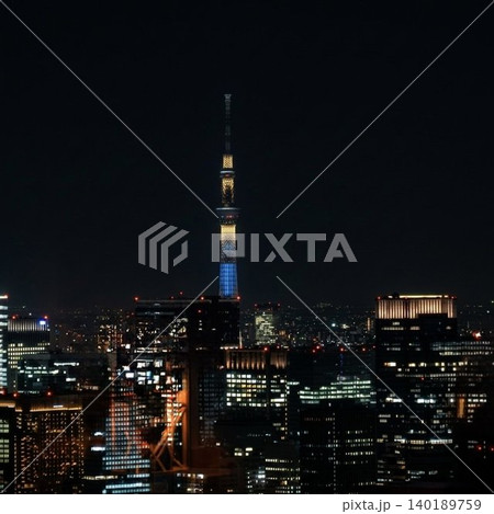 大都会のビル群の夜景の向こうに美しく輝くライトアップされた東京スカイツリー 大都会のビル群の夜景の向こうに美しく輝くライトアップされた東京スカイツリー 140189759