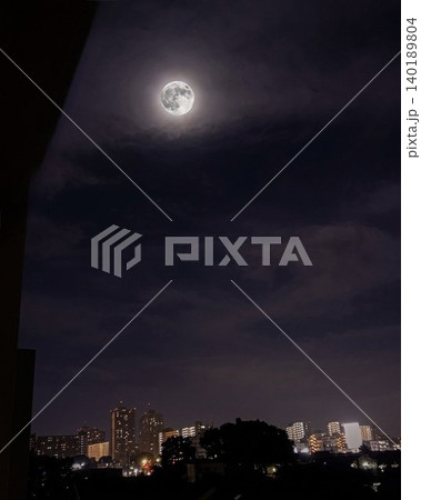 夜の街並みを神秘的に照らす雲間の美しい満月と夜空の夜景 夜の街並みを神秘的に照らす雲間の美しい満月と夜空の夜景 140189804