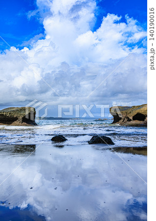 種子島・千座の岩屋で出会う空と海の水鏡風景 種子島・千座の岩屋で出会う空と海の水鏡風景 140190016