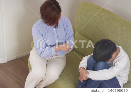 子供を叱る母親と萎縮する男の子 140190050