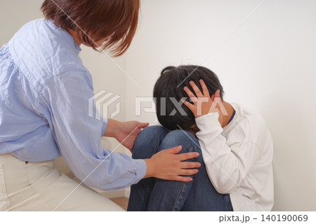 不安を抱える子どもと寄り添う母親 不安を抱える子どもと寄り添う母親 140190069