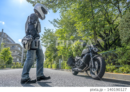 大型アメリカンバイクと男性ライダーのツーリング準備 140190127