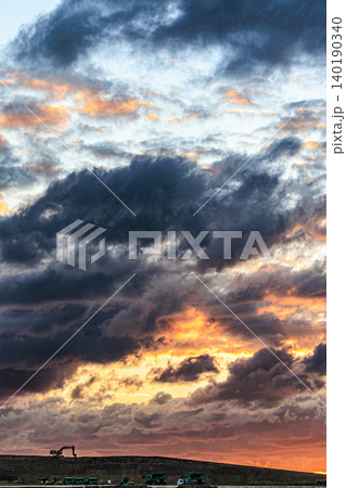 ドラマチックな夕焼け雲と重機が描く黄昏の風景 ドラマチックな夕焼け雲と重機が描く黄昏の風景 140190340
