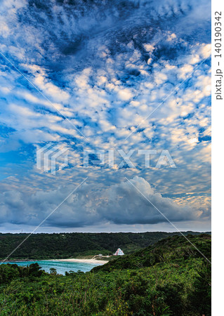 種子島・大原展望所から望む浦田海水浴場と迫力の雲景色 140190342