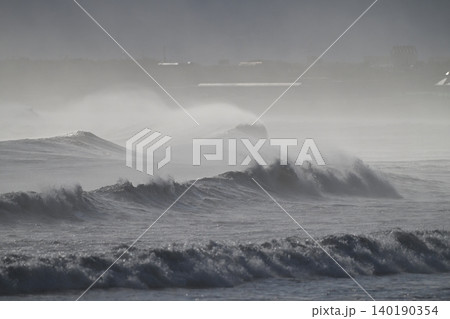 台風一過の湘南海岸。大きなうねりが海岸に打ち寄せています。 台風一過の湘南海岸。大きなうねりが海岸に打ち寄せています。 140190354