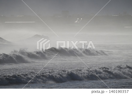 台風一過の湘南海岸。大きなうねりが海岸に打ち寄せています。 140190357
