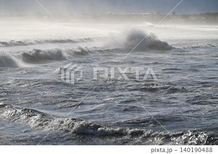 台風一過の湘南海岸。大きなうねりが海岸に打ち寄せています。 台風一過の湘南海岸。大きなうねりが海岸に打ち寄せています。 140190488